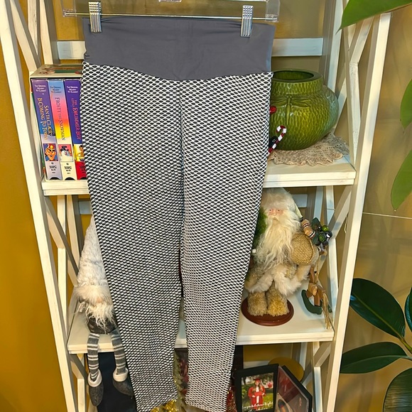 Tik Tok Famous Butt Scrunch Leggings sz L NWOT - Picture 1 of 4